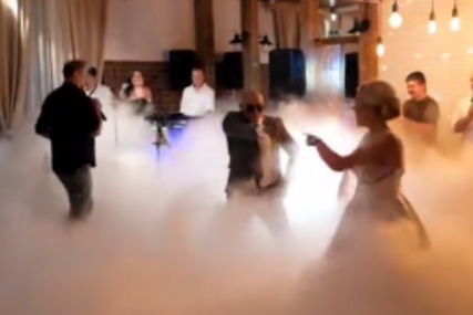 "Bravo, tako treba, prirodno sve" Mladenci zapalili mreže najneobičnijim prvim plesom (VIDEO)