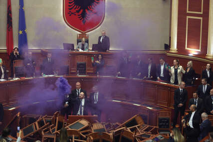(VIDEO) HAOS U ALBANSKOJ SKUPŠTINI Opozicija prevrnula stolice i aktivirala dimnu napravu