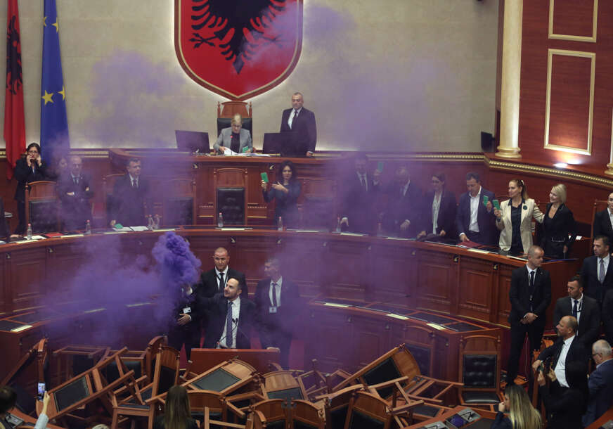 Neredi u albanskoj skupštini