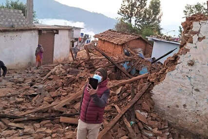 (FOTO) NAJGORI ZEMLJOTRES Spasioci rukama kopaju ruševine da dođu do preživjelih, broj poginulih u Nepalu dostigao 157