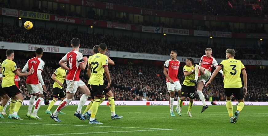 (FOTO) Favoriti se namučili ali ipak slavili: Arsenal srušio žilavi Barnli, minimalac je recept Junajteda