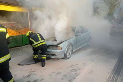 (FOTO) Utvrđuju se okolnosti: U požaru u Banjaluci izgorio "BMW"