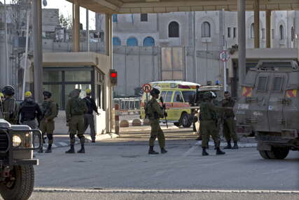(VIDEO) TERORISTIČKI NAPAD U JERUSALIMU Ranjeni izraelski policajci, napadač ubijen