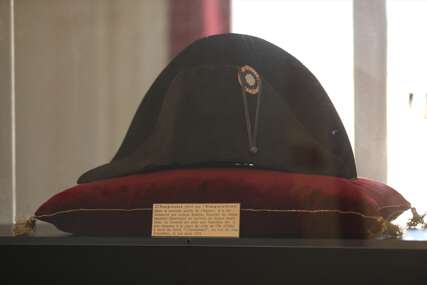 (FOTO) AUKCIJA U PARIZU Čuvena Napoleonova kapa prodata za 1,9 miliona evra