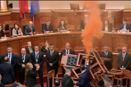 (VIDEO) Haos u parlamentu Albanije: Sjednica završena nakon 5 minuta, opozicioni poslanici ZAPALILI DIMNE BOMBE