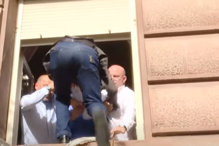 (VIDEO) Novi skandal u albanskom parlamentu: Suspendovani poslanici se sukobili sa obezbjeđenjem, pa kroz prozor ušli u zgradu