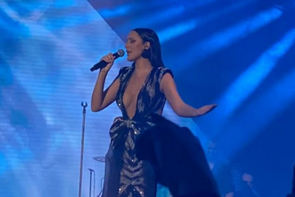 (FOTO) Dekolte skroz do pupka: Pjevačica u nikad vrelijem izdanju na koncertu u Nišu