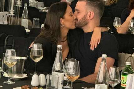 (FOTO) SVE PRŠTI OD EMOCIJA Aleksandra Prijović i Filip Živojinović usred restorana razmjenjivali nježnosti, "pao" strasan poljubac