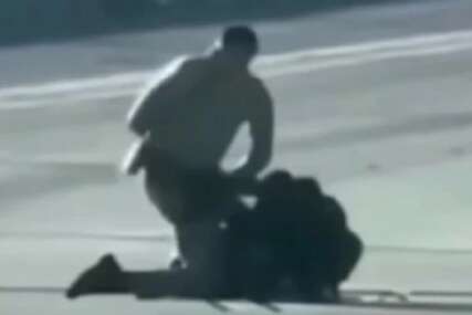 (VIDEO) Drama u Americi: Policajac snimljen kako puca u muškarca koji leži nasred puta
