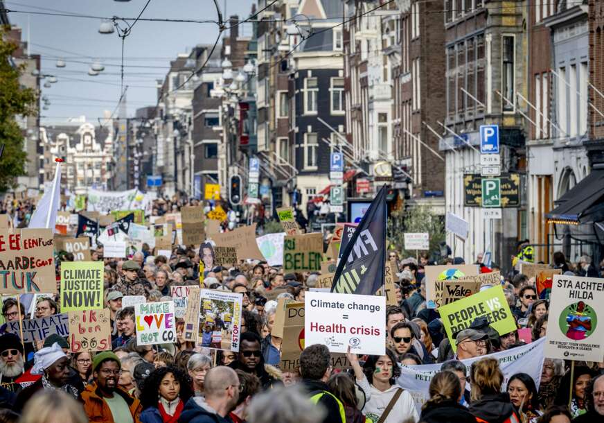 (FOTO) Oko 10.000 ljudi na ulicama glavnog grada Holandije: U Amsterdamu održan najveći klimatski protest