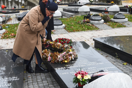 (FOTO) Dvije godine od smrti Milutina Mrkonjića: Ana Bekuta na Novom groblju, ne može da sakrije SUZE