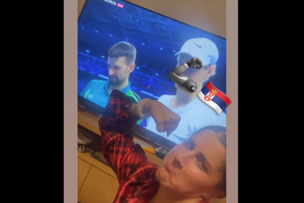(VIDEO) "Tako je maestro" Urnebesan snimak rumunske teniserke nakon osvajanja Novakove titule u Torinu, natezala mišiće pa ih ljubila