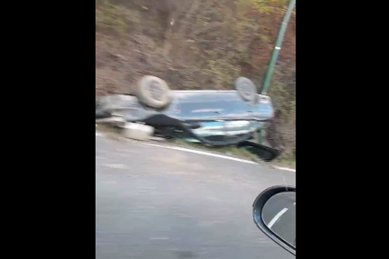 (VIDEO) AUTOMOBIL ZAVRŠIO NA KROVU U saobraćajnoj nesreći povrijeđena jedna osoba