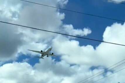 (VIDEO) Kako je ovo moguće, šta se to dešava: Bizaran snimak aviona usijao mreže, traže odgovor na pojavu koja je zaintrigirala pola svijeta