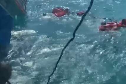 (VIDEO) HOROR NA MORU Talasi potopili turistički brod, nastradala jedna putnica