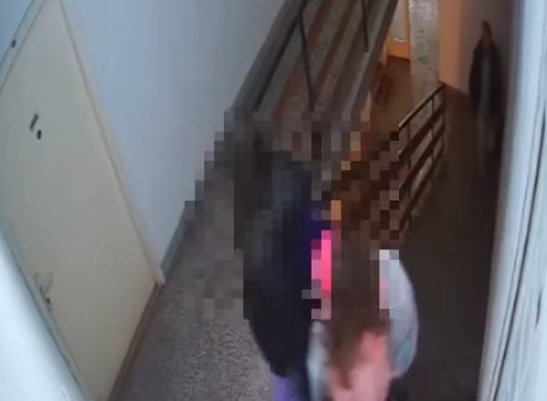 Muškarac prati malu djecu po zgradi