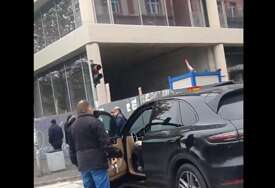 (VIDEO) Taksista sa sjekirom prišao vozaču "poršea" Scena iz centra grada PRESTRAVILA PROLAZNIKE