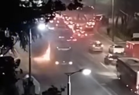 (VIDEO) Zapalio se autobus: Vozač izašao i počeo da gasi vatru