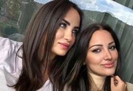 (FOTO) Grmi u žutom bikiniju: Majka Aleksandre Prijović se skinula i usijala mreže, niko ne vjeruje koliko ima godina