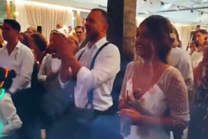 (VIDEO) "Zdravo svima i šta ima" Ćana zapjevala na svadbi kao iznenađenje koje je priredila mlada, gosti nisu krili oduševljenje
