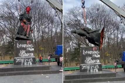 Uklonjen kip Puškina iz centra Kijeva
