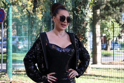 (FOTO) Ceca Ražnatović kao holivudska diva: U crnoj uskoj haljini pokazala izvajanu figuru