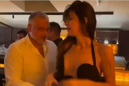 (VIDEO) Vreli ples Čede Jovanovića sa suprugom: Jelena u crnom kombinezonu sa dubokim dekolteom NJIŠE KUKOVIMA, političar je uhvatio oko struka