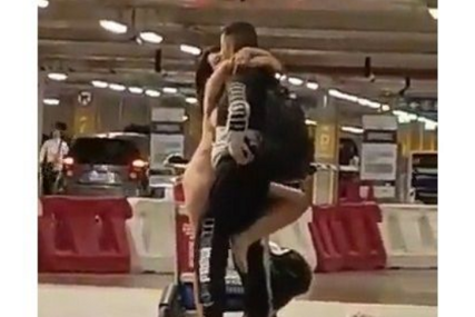 (VIDEO) BIZARNE SCENE Pomahnitala gola žena napadala putnike na aerodromu, reagovala policija