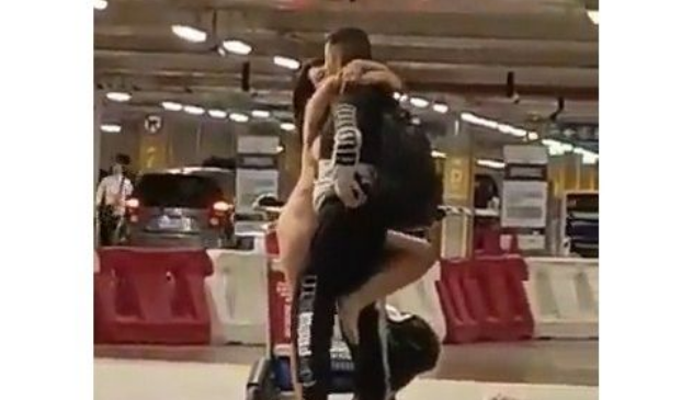 (VIDEO) BIZARNE SCENE Pomahnitala gola žena napadala putnike na aerodromu, reagovala policija