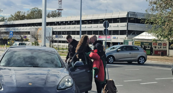 Desingerica, supruga ga dočekuje na aerodromu