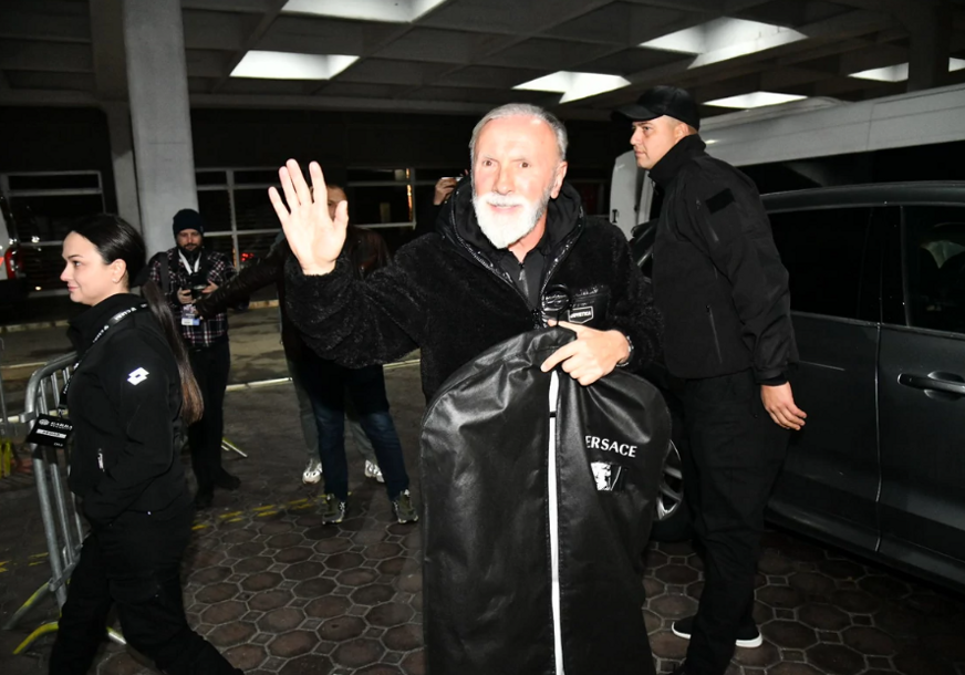 (FOTO) Dino Merlin pod pratnjom policije stigao u Arenu: Protrčao pored okupljenih, juri na četvrti koncert u Beogradu