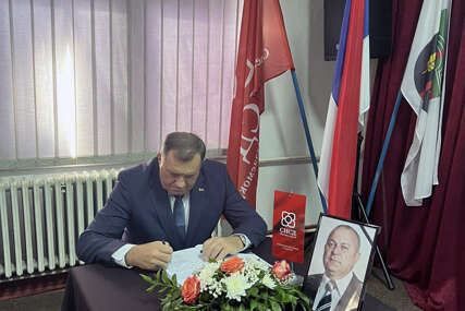 (FOTO) Dodik se upisao u knjigu žalosti: Danas sahrana bivšeg narodnog poslanika Gorana Jerinića