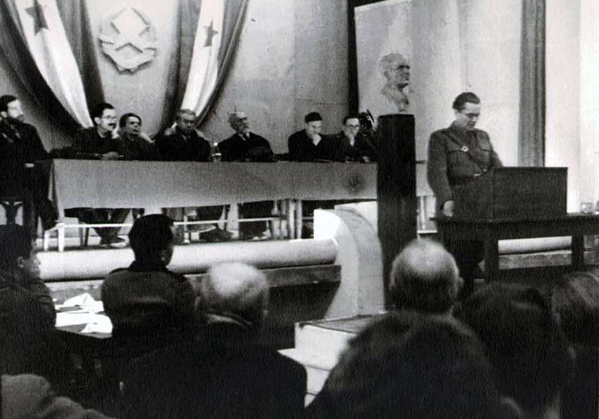 Tito za govornicom na Drugom zasjedanju Avnoja