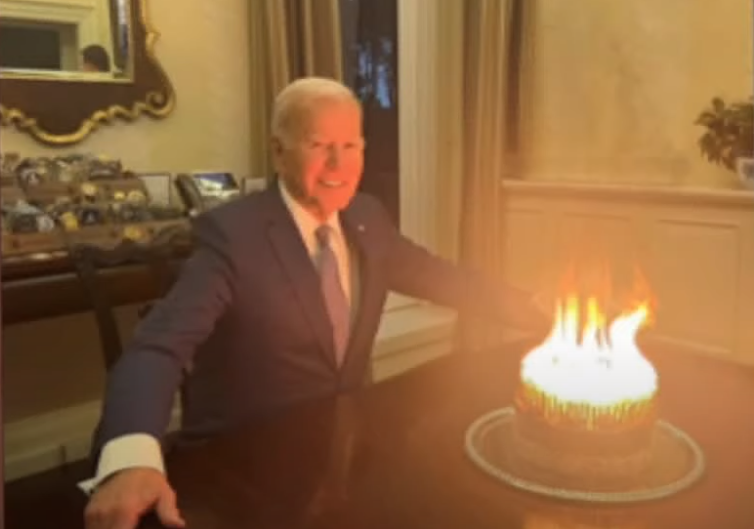 (VIDEO) Veselo u domu američkog predsjednika: Bajden proslavio 81. rođendan, a fotografija sa proslave NASMIJALA SVE DO SUZA