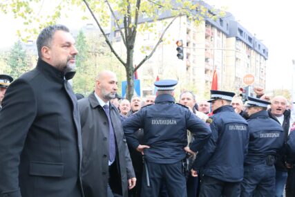 (VIDEO, FOTO) STIGLI KONAKOVIĆ I NIKŠIĆ Nezadovoljni borci i dalje ispred zgrade SDP BiH u Banjaluci, policija sprečava incidente