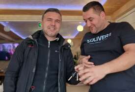 (VIDEO, FOTO) "Veliki si čovjek” Elvir donira 500 evra od svakog prodatog automobila da bi IZLIJEČIO DJEČAKA koji ima tumor
