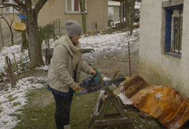 (VIDEO) Djeca u školi, a muž u postelji: Esada iz Zenice REŽE DRVA i nosi na leđima da bi prehranila porodicu
