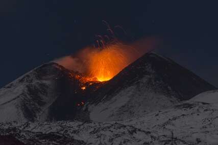 (FOTO) ERUPTIRALA ETNA Vulkan u južnoj Italiji opet izbacio pepeo i lavu