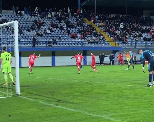 (VIDEO) DRAMA U MOSTARU Prekinuta utakmica između Veleža i Zrinjskog, sukobili se navijači sa redarima