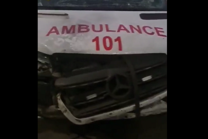 (VIDEO) “Prevozio kritične pacijente” Objavljena snimka uništenih vozila hitne pomoći