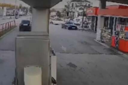 (VIDEO) Tragedija izbjegnuta za dlaku: Pretekao automobil prolaskom kroz benzinsku pumpu i vratio se na cestu
