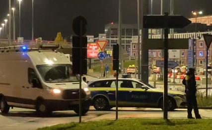 (VIDEO) DRAMA NA AERODROMU Naoružani muškarac autom se probio do piste, navodno djecu drži kao taoce