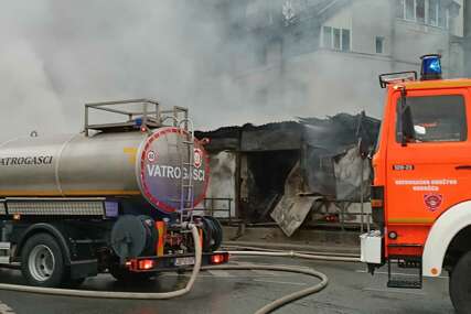 Plamen gutao sve pred sobom: Vatrogasci i dalje u pripravnosti na požarištu u Sarajevu