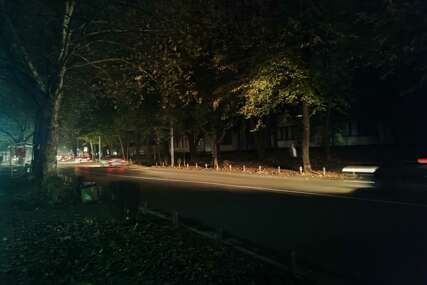 (VIDEO, FOTO) Mrkli mrak u centru Banjaluke: Sablasno mračno, farovi vozila osvjetljavaju put pješacima