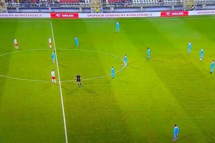 (VIDEO) UEFA ODBILA ZAHTJEV Igrači ipak odali počast žrtvama
