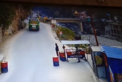 (VIDEO, FOTO) Užas u Indiji: Autobus sletio sa puta i upao u klisuru, najmanje 36 ljudi poginulo