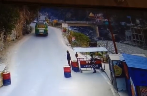 U Indiji autobus sletio sa puta