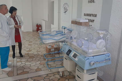 (FOTO) "I djeca male tjelesne težine imaju šansu za život" Stigli inkubatori i prateća oprema za zbrinjavanje novorođenčadi