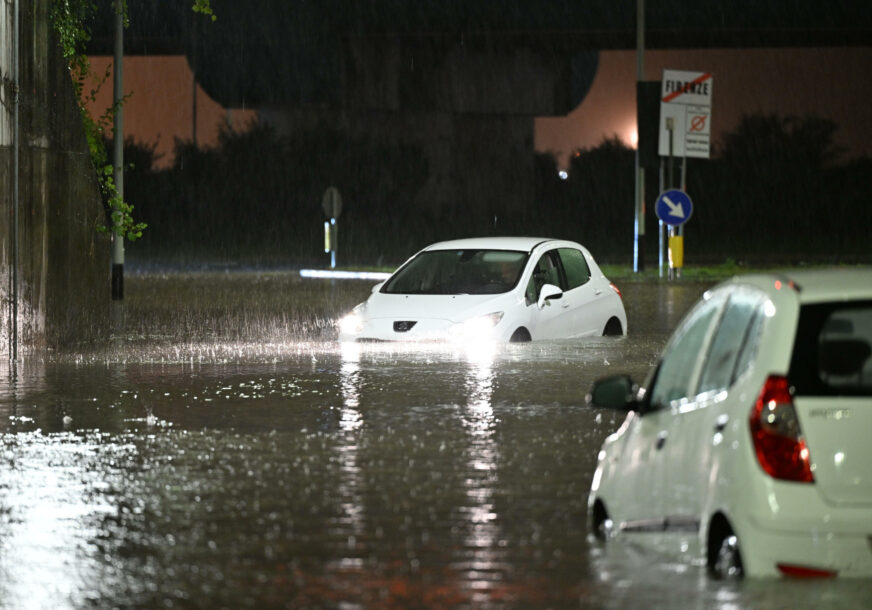 poplave u Italiji, auto u vodi