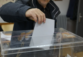 SRBIJA IDE NA IZBORE 25. OKTOBRA Pred biračima najmanje 18 lista